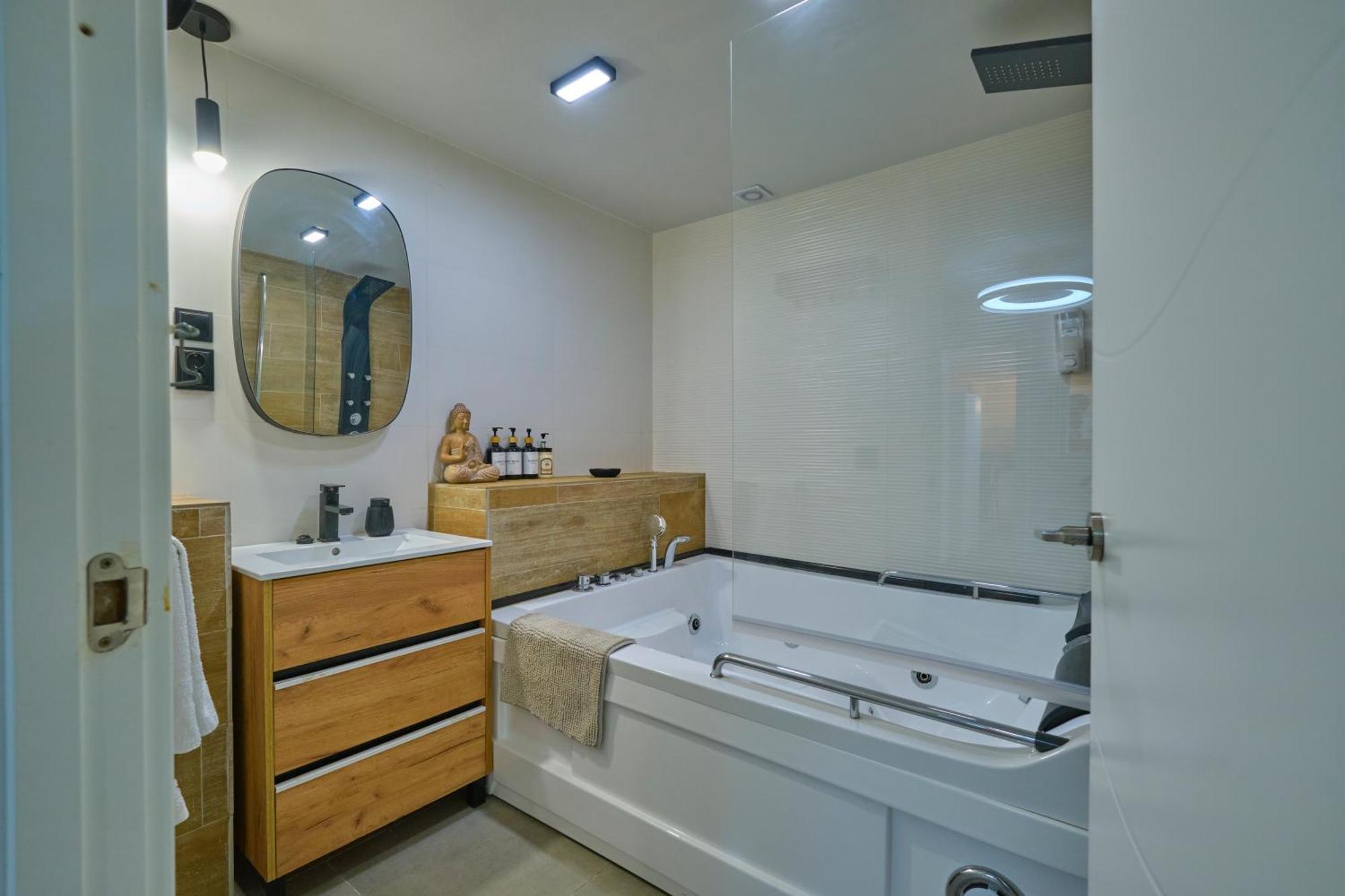 Centricos Con Jacuzzi Y Netflix Apartment Madrid